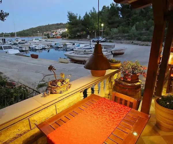 招待所 And Roko Zaglav