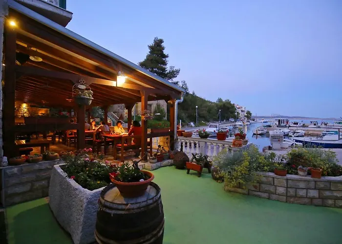 招待所 And Roko 4*